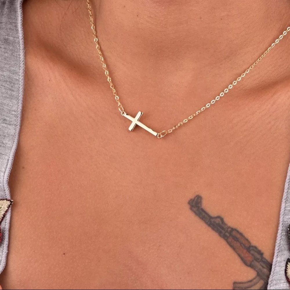 🎉 NWT Gold Plated Cross Pendant Necklace